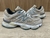 Tênis New Balance 9060. Castor