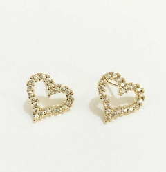 Brinco coração vazado cravejado em zircônia folheado a ouro 18K