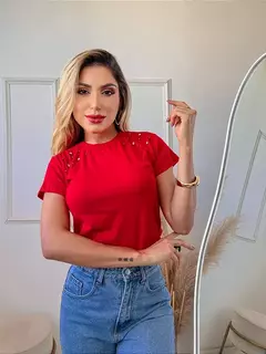 TSHIRT NO ALGODÃO GOLA NA RIBANA PÉROLAS PONTO DE LUZ - VERMELHA