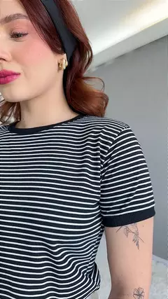 TSHIRT NO ALGODÃO GOLA NA RIBANA LISTRADA - PRETA na internet