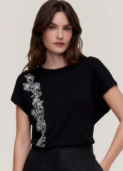 T-Shirt Bordado Floral Lateral