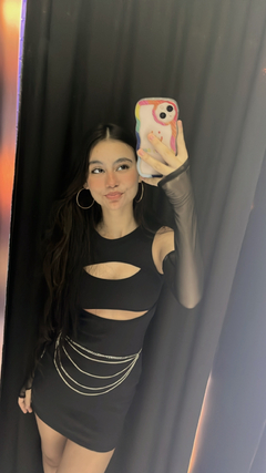 Vestido recorte com luvas de tule na internet