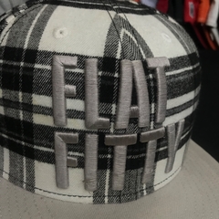 GORRA PLANA CERRADA HIP HOP FLAT FITTY. - comprar online
