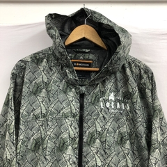 CAMPERA MEDIA ESTACION ROMPEVIENTO C/CAPUCHA FLOMOTION. - comprar online