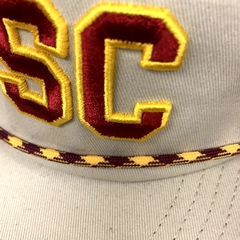 GORRA PLANA REGULABLE USC TROJANS AMERICAN NEEDLE. en internet