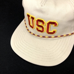 GORRA PLANA REGULABLE USC TROJANS AMERICAN NEEDLE. - comprar online