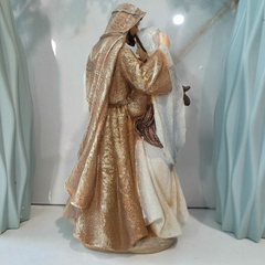Imagem do Imagem Sagrada Família pequena 20cm afetuosa em Resina importada José Beijando Maria dourada