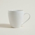 Taza Acapulco de porcelana blanca con borde dorado y diseño estriado.