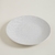 Plato tramado blanco, diseño elegante y texturizado, ideal para mesa y vajilla.