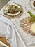Mantel blanco con puntillas sobre una mesa, decorado con platos, copas y elementos naturales.