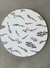 Plato de sitio de gabardina circular con estampado patagonia de ramas en negro sobre fondo blanco.