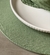 Plato de sitio Tussor con funda color verde sobre un mantel verde claro.