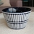 Bowl de cerámica con diseño blanco y negro, ideal para servir alimentos.