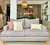 Sillón Kansas Gris Perla con almohadones decorativos en un ambiente moderno