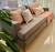 Sillón Kansas gris grafito con cojines decorativos en un ambiente iluminado