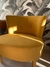 Poltrona Nantes de color amarillo con diseño moderno y patas de madera.