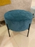 Sillón puff Marlon de color azul, con base negra y diseño redondo.