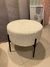 Sillón puff Marlon de color blanco con patas negras, ubicado en un ambiente moderno.