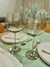 Dos copas de vino de 750ml sobre una mesa decorada, con platos y cubiertos elegantes.