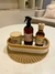 Bandeja organizadora de bambú con productos de belleza sobre una base de yute.