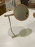 Espejo doble faz con marco de bambú y base blanca, ideal para decoración de interiores.