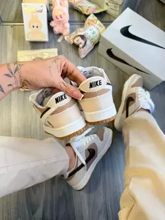 Nike Dunk Low - Labubu Bege/Marrom na internet