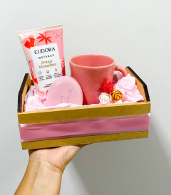 Presente Frutas Vermelhas (Hidratante + Caneca + Sabonete em Barra)