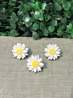 Enfeite Trio florzinha em biscuit - comprar online