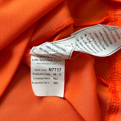 Camisa do Queens Park Rangers 2011/2012, na cor laranja, com detalhes em azul e logo do time