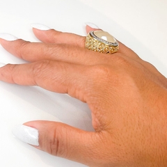 ANEL COM PEDRA PEROLADA E BANHADO A OURO na internet