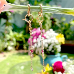 BRINCO ARGOA P, COM CORRENTE PENDURADA E CRISTAL TURMALINA ROSA, TANZANITA E PERIDOTO - Minhah Acessórios