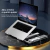 Suporte de notebook ajustável em alumínio Dapon LS501 com laptop em cima, apresentado em uma superfície elegante.