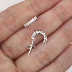 Brinco Meia Argola Cravejada com Zircônias Prata 925