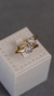 Anel dourado com detalhe cravejado