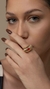 Anel com detalhe em vermelho