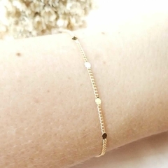 Pulseira com minis chapinhas na internet