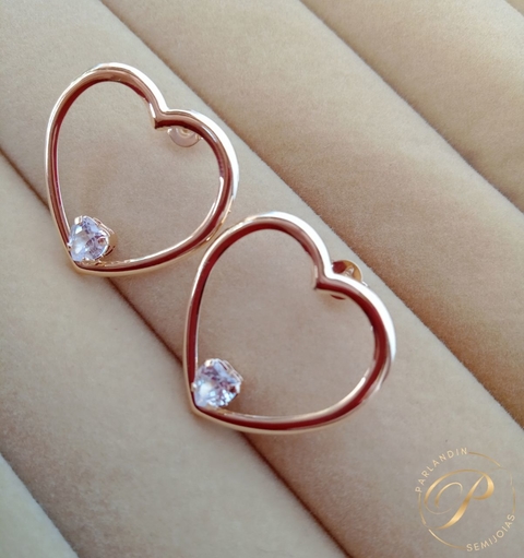 Brinco Coração Vazado com Zircônia