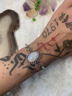 Pulseira com Pedra da Lua na internet