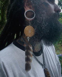 Brinco com Capim Dourado e Pena de Gavião