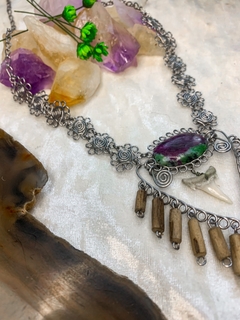 Colar com Rubi Zoisite e Dente de Tubarão - online store