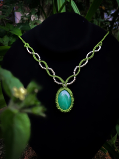 Colar de Macramê com Quartzo Verde