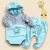 Conjunto body bebê azul com touca coelhinho, incluindo calça com estampa de estrela e coelho.