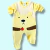 Macacão amarelo para bebê menino com estampa de ursinho segurando uma maçã.