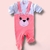 Macacão de bebê menina na cor rosa chiclete com estampa de ursinha, ideal para conforto e estilo.