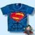 Camisa infantil azul com estampa do logo do Superman, mostrando músculos e detalhes de quadrinhos