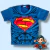Camisa infantil azul com estampa do logo do Superman, mostrando músculos e detalhes de quadrinhos