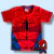 Camiseta infantil vermelha com estampa do Homem Aranha e desenho de músculos no peito