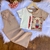 Conjunto infantil para meninas com camiseta de capivara e calça na cor nude.