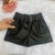 Short infantil preto de couro fake para menina com cinto e bolsos 
