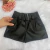 Short infantil preto de couro fake para menina com cinto e bolsos 